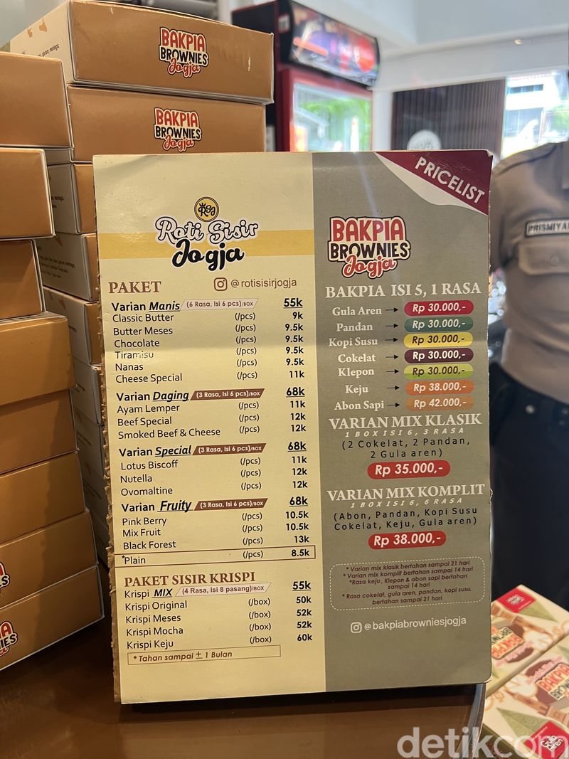 Empuk Lembut! Roti Sisir Rasa Butter hingga Lemper Ayam di Jogja, 1. Produk toko roti legendaris Jogja, 2. Menggunakan resep turun temurun, 3. Roti sisir 16 varian rasa, 4. Variasi klasik tidak boleh dilewatkan, 5. Variasi buah dan daging yang unik