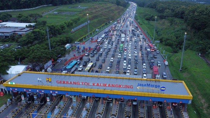 Array,21 Ribu Pengendara Kurang Saldo Bikin Macet, Cek Lagi Tarif Tol Trans Jawa