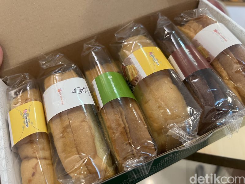 Empuk Lembut! Roti Sisir Rasa Butter hingga Lemper Ayam di Jogja, 1. Produk toko roti legendaris Jogja, 2. Menggunakan resep turun temurun, 3. Roti sisir 16 varian rasa, 4. Variasi klasik tidak boleh dilewatkan, 5. Variasi buah dan daging yang unik