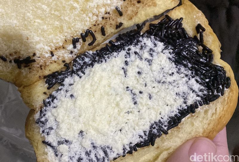 Empuk Lembut! Roti Sisir Rasa Butter hingga Lemper Ayam di Jogja, 1. Produk toko roti legendaris Jogja, 2. Menggunakan resep turun temurun, 3. Roti sisir 16 varian rasa, 4. Variasi klasik tidak boleh dilewatkan, 5. Variasi buah dan daging yang unik