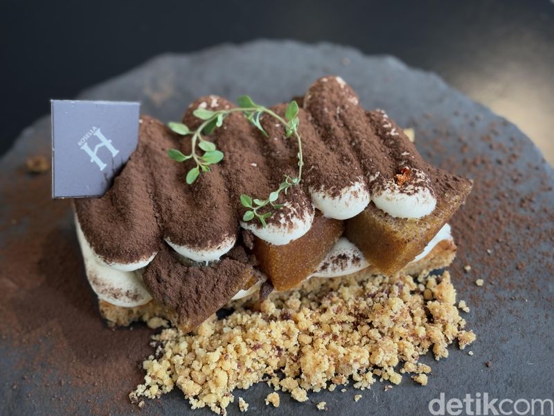 Uniknya Bikamisu, Bika Ambon yang Disajikan Seperti Tiramisu, 1. Kreasi Unik Rosella Bakehouse, 2. Konsepnya minimalis, 3. Uniknya bikamisu dengan berbagai varian, 4. Mengenal Rosella Bika Ambon