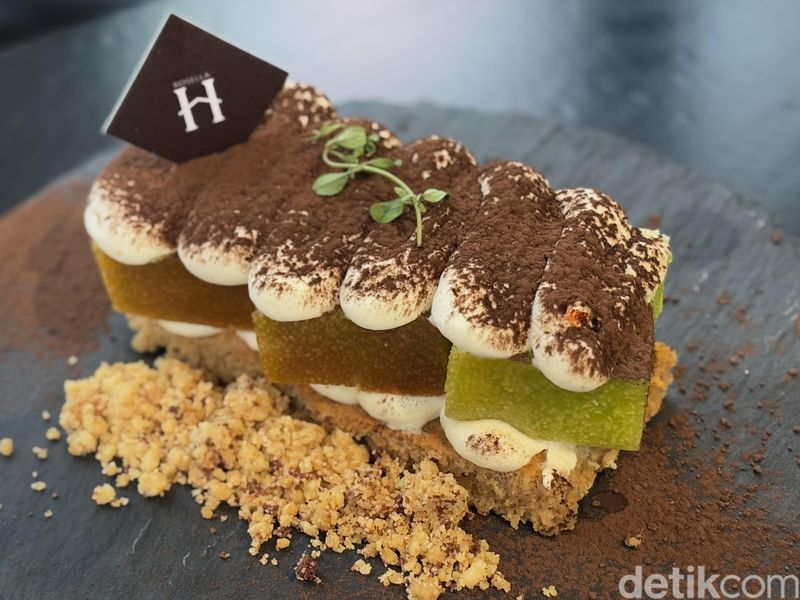 Uniknya Bikamisu, Bika Ambon yang Disajikan Seperti Tiramisu, 1. Kreasi Unik Rosella Bakehouse, 2. Konsepnya minimalis, 3. Uniknya bikamisu dengan berbagai varian, 4. Mengenal Rosella Bika Ambon