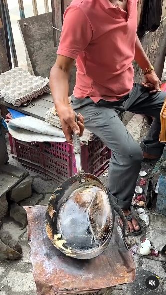 5 Penjual Makanan Kaki Lima Paling Absurd, Jualan Dikerubuti Lebah hingga Tikus,   1. Jualan Es Krim di Tengah Danau, 2. Penjual Makanan Semaunya, 3. Buat Roti Telur Bareng Tikus, 4. Kue Penuh Lebah, 5. Jualan Menu Aneh