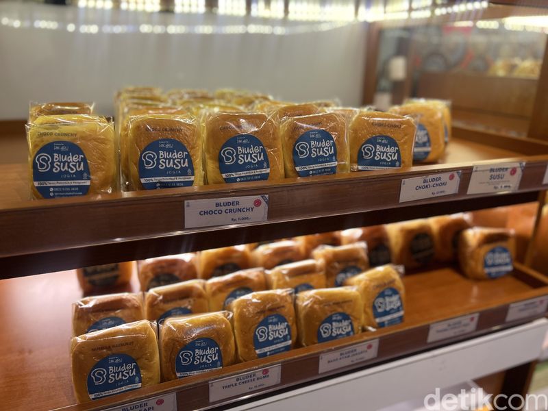 Wajib Coba! Roti Bluder Susu yang Lembut Nikmat dari Bakery Hits Jogja, 1. Pakai resep kuno tanpa pengawet dan pelembut, 2. Terdapat lebih dari 30 varian rasa, 3. Ovomaltine Cheese hingga Choco Lava jadi andalan, 4. Varian Cheese Cube hingga baso ayam yang unik