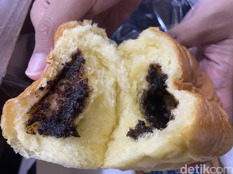 Wajib Coba! Roti Bluder Susu yang Lembut Nikmat dari Bakery Hits Jogja, 1. Pakai resep kuno tanpa pengawet dan pelembut, 2. Terdapat lebih dari 30 varian rasa, 3. Ovomaltine Cheese hingga Choco Lava jadi andalan, 4. Varian Cheese Cube hingga baso ayam yang unik