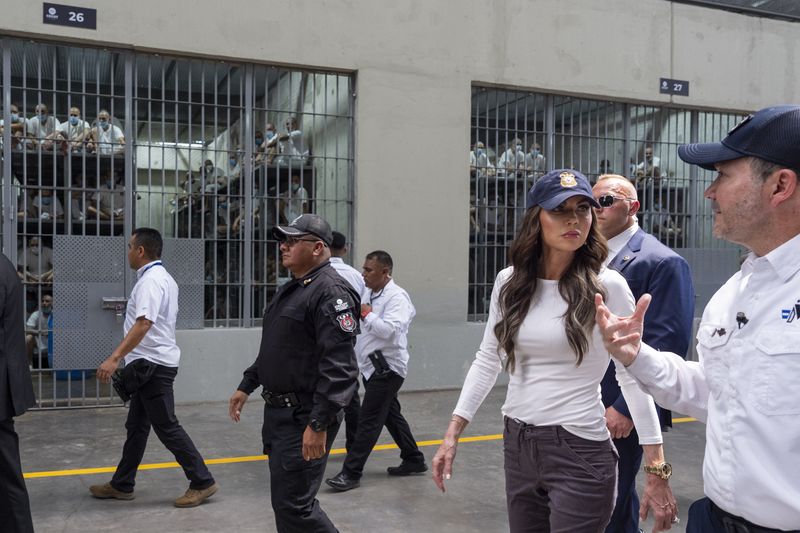 Array,Menteri Keamanan AS Pakai Rolex Rp 850 Juta ke Penjara, Banjir Kritikan