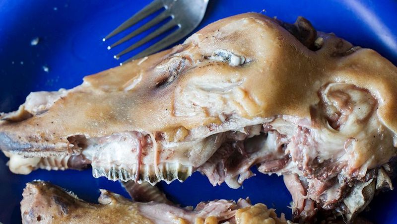 5 Tips Membersihkan Kepala Kambing, Bebas Bulu dan Prengus!, 1. Bersihkan bulu, 2. Bakar kepala kambing, 3. Cuci kepala kambing, 4. Rebus kepala kambing, 5. Potong-potong sebelum diolah