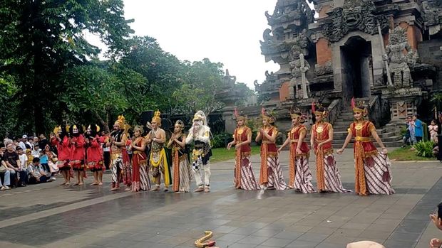 27 Rekomendasi Wisata Kekinian di Jakarta, Cek Jam Buka & Harga Tiket Masuk, 1. Pos Bloc, 2. M Bloc Space, 3. SKYE Bar, 4. Trans Studio Cibubur, 5. Aloha PIK 2, 6. La Riviera, 7. TWA Mangrove Angke Kapuk, 8. Taman Ismail Marzuki (TIM), 9. Taman Suropati, 10. Taman Menteng, 11. Tebet Eco Park, 12. Taman Cattleya, 13. Hutan Kota GBK, 14. Moja Museum, 15. Museum MACAN, 16. Museum Bahari, 17. Wisata Kota Tua, 18. Taman Mini Indonesia Indah (TMII), 19. Ancol Taman Impian, 20. Pulau Tidung, 21. Setu Babakan, 22. Jakarta Aquarium Safari, 23. Senayan Park, 24. Mal Sarinah, 25. Masjid Istiqlal, 26. Pelabuhan Sunda Kelapa, 27. Petak Sembilan
