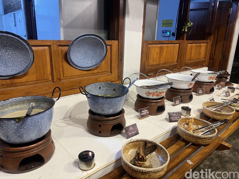 Pulen Kopi Ponti: Menikmati Telur Dadar Crispy dan Bakmi Jawa di Pinggir Sungai, 1. Tempatnya sejuk dengan pemandangan sungai, 2. Menu tradisional Jawa, 3. Aneka jajanan menggugah selera, 4. Nasi rames hingga bakmi Jawa yang sedap