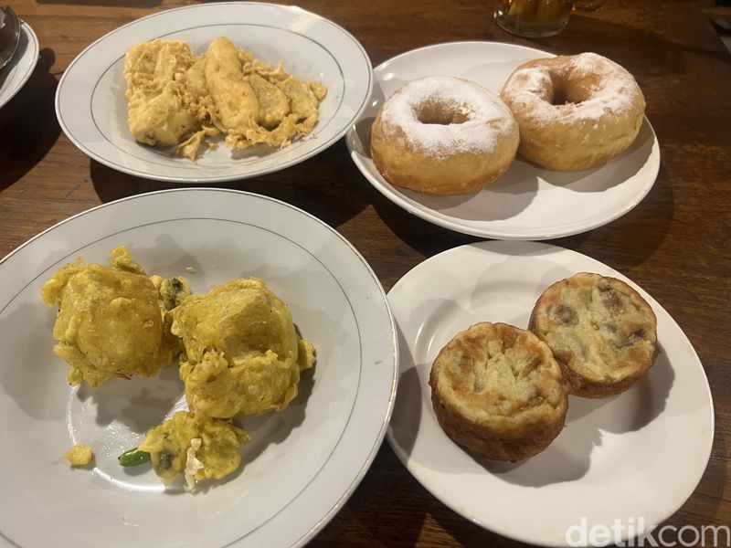 Pulen Kopi Ponti: Menikmati Telur Dadar Crispy dan Bakmi Jawa di Pinggir Sungai, 1. Tempatnya sejuk dengan pemandangan sungai, 2. Menu tradisional Jawa, 3. Aneka jajanan menggugah selera, 4. Nasi rames hingga bakmi Jawa yang sedap