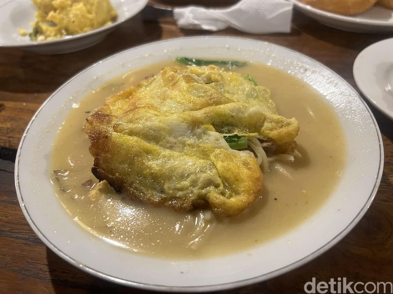 Pulen Kopi Ponti: Menikmati Telur Dadar Crispy dan Bakmi Jawa di Pinggir Sungai, 1. Tempatnya sejuk dengan pemandangan sungai, 2. Menu tradisional Jawa, 3. Aneka jajanan menggugah selera, 4. Nasi rames hingga bakmi Jawa yang sedap