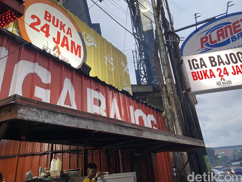 Iga Bakar dan Sate Koyor yang Viral di Jogja Ini Buka 24 Jam, 1. Sehari bisa habis 300 kg iga, 2. Area makan luas dan sederhana, 3. Iga bakar yang jadi andalan, 4. Iga sambal gledek buat pencinta pedas, 5. Pelengkap sate koyor nikmat