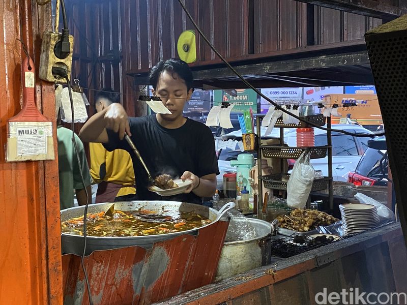 Iga Bakar dan Sate Koyor yang Viral di Jogja Ini Buka 24 Jam, 1. Sehari bisa habis 300 kg iga, 2. Area makan luas dan sederhana, 3. Iga bakar yang jadi andalan, 4. Iga sambal gledek buat pencinta pedas, 5. Pelengkap sate koyor nikmat