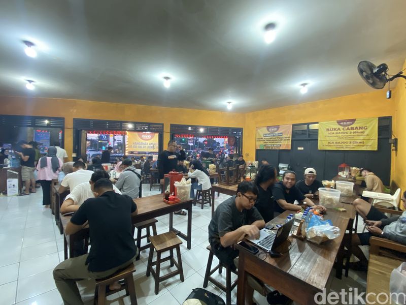 Iga Bakar dan Sate Koyor yang Viral di Jogja Ini Buka 24 Jam, 1. Sehari bisa habis 300 kg iga, 2. Area makan luas dan sederhana, 3. Iga bakar yang jadi andalan, 4. Iga sambal gledek buat pencinta pedas, 5. Pelengkap sate koyor nikmat
