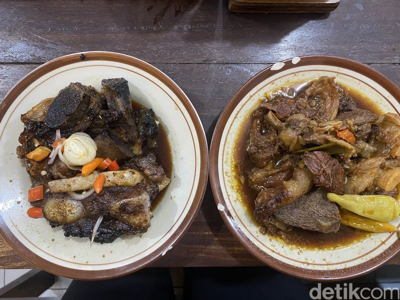 Iga Bakar dan Sate Koyor yang Viral di Jogja Ini Buka 24 Jam, 1. Sehari bisa habis 300 kg iga, 2. Area makan luas dan sederhana, 3. Iga bakar yang jadi andalan, 4. Iga sambal gledek buat pencinta pedas, 5. Pelengkap sate koyor nikmat