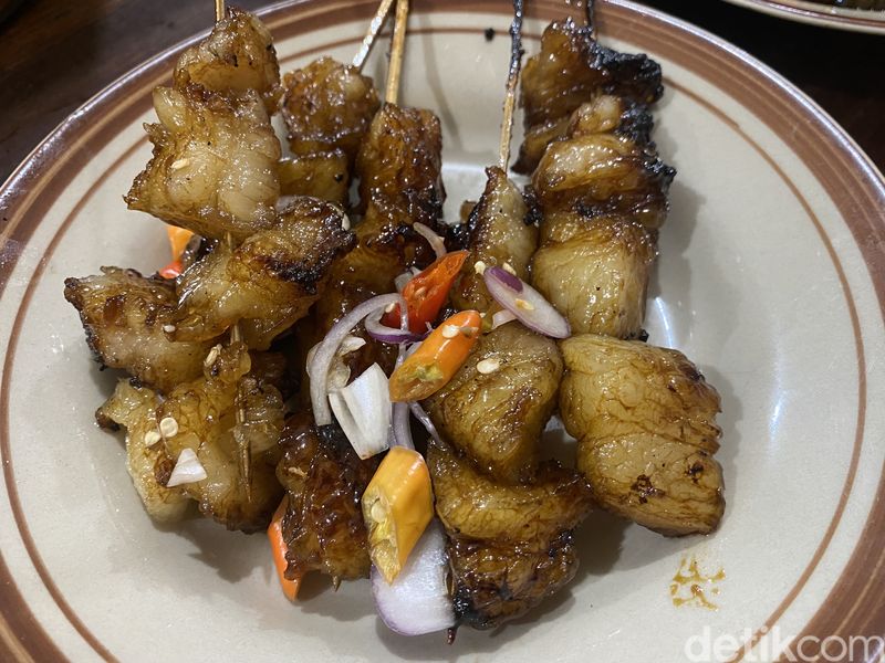 Iga Bakar dan Sate Koyor yang Viral di Jogja Ini Buka 24 Jam, 1. Sehari bisa habis 300 kg iga, 2. Area makan luas dan sederhana, 3. Iga bakar yang jadi andalan, 4. Iga sambal gledek buat pencinta pedas, 5. Pelengkap sate koyor nikmat