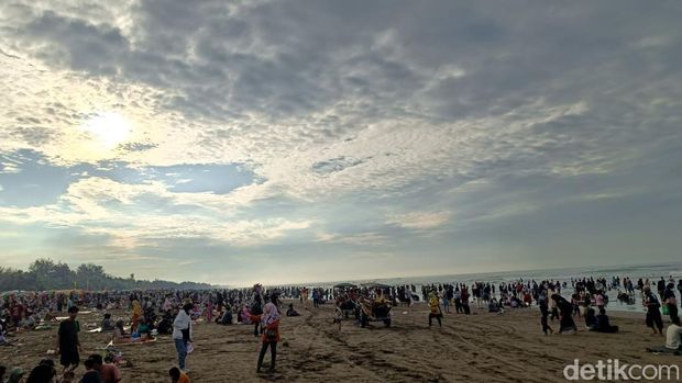5 Pantai di Jawa Tengah dengan Pemandangan Paling Cantik, 1. Pantai Menganti-Kebumen, 2. Pantai Bandengan-Jepara, 3. Pantai Nampu-Wonogiri, 4. Pantai Karang Pandan-Nusa Kambangan, 5. Pantai Widarapayung-Cilacap