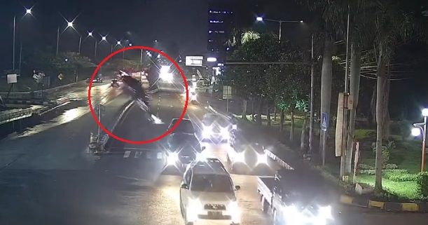 Array,Saksi Hidup Konsumen BMW yang Viral Terjun 5 Meter dari Atas Tol