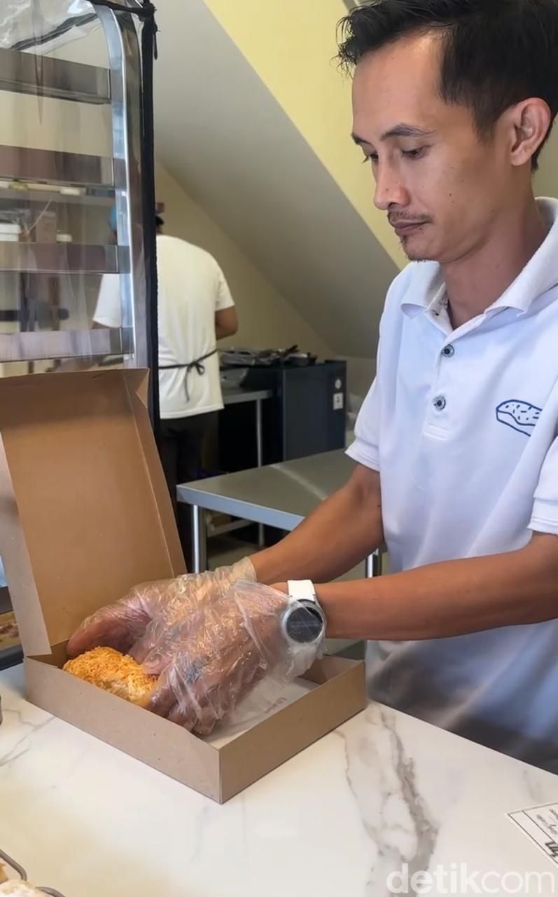 Nikoya Bakes Long John: Empuk Lembut Long John Rp 15 Ribu Buatan MasterChef, Proses pembuatan long john fresh setiap hari, 8 varian rasa long john, harga mulai Rp 12 ribu, Varian glaze vanilla hingga isian selai strawberry, Nostalgia dengan long john cokelat dan moka meses, Dua long john favorit chef Nadya