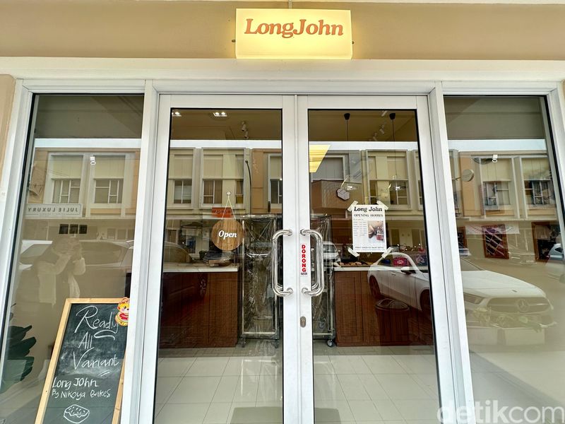 Nikoya Bakes Long John: Empuk Lembut Long John Rp 15 Ribu Buatan MasterChef, Proses pembuatan long john fresh setiap hari, 8 varian rasa long john, harga mulai Rp 12 ribu, Varian glaze vanilla hingga isian selai strawberry, Nostalgia dengan long john cokelat dan moka meses, Dua long john favorit chef Nadya