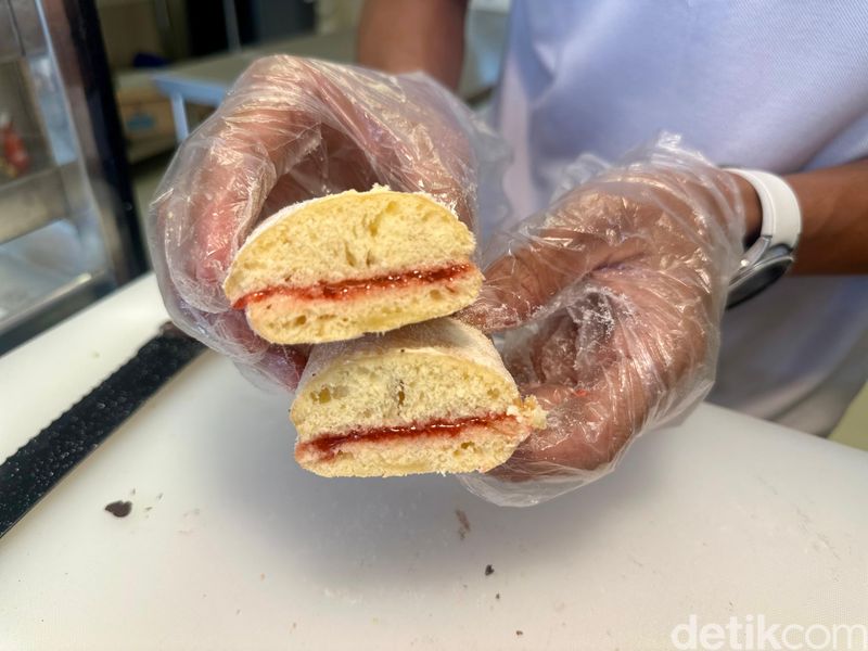 Nikoya Bakes Long John: Empuk Lembut Long John Rp 15 Ribu Buatan MasterChef, Proses pembuatan long john fresh setiap hari, 8 varian rasa long john, harga mulai Rp 12 ribu, Varian glaze vanilla hingga isian selai strawberry, Nostalgia dengan long john cokelat dan moka meses, Dua long john favorit chef Nadya