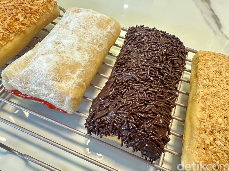 Nikoya Bakes Long John: Empuk Lembut Long John Rp 15 Ribu Buatan MasterChef, Proses pembuatan long john fresh setiap hari, 8 varian rasa long john, harga mulai Rp 12 ribu, Varian glaze vanilla hingga isian selai strawberry, Nostalgia dengan long john cokelat dan moka meses, Dua long john favorit chef Nadya