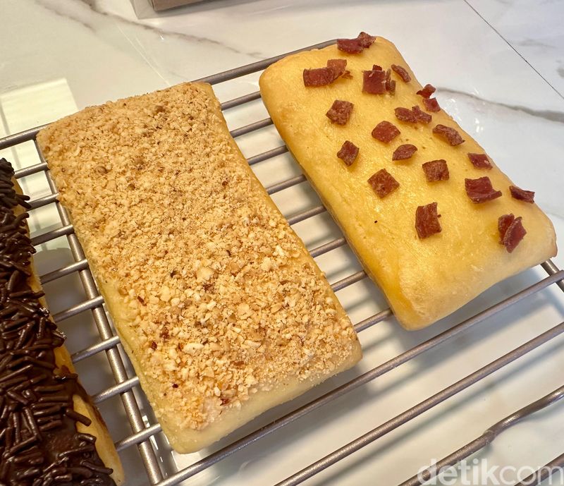 Nikoya Bakes Long John: Empuk Lembut Long John Rp 15 Ribu Buatan MasterChef, Proses pembuatan long john fresh setiap hari, 8 varian rasa long john, harga mulai Rp 12 ribu, Varian glaze vanilla hingga isian selai strawberry, Nostalgia dengan long john cokelat dan moka meses, Dua long john favorit chef Nadya