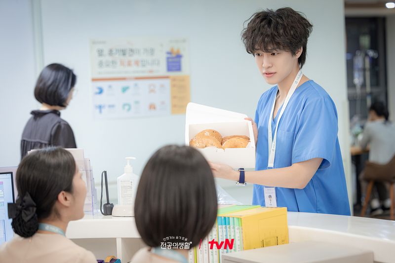 Array,5 Fakta Resident Playbook, Spin-Off Drakor Hospital Playlist Sempat Ditunda