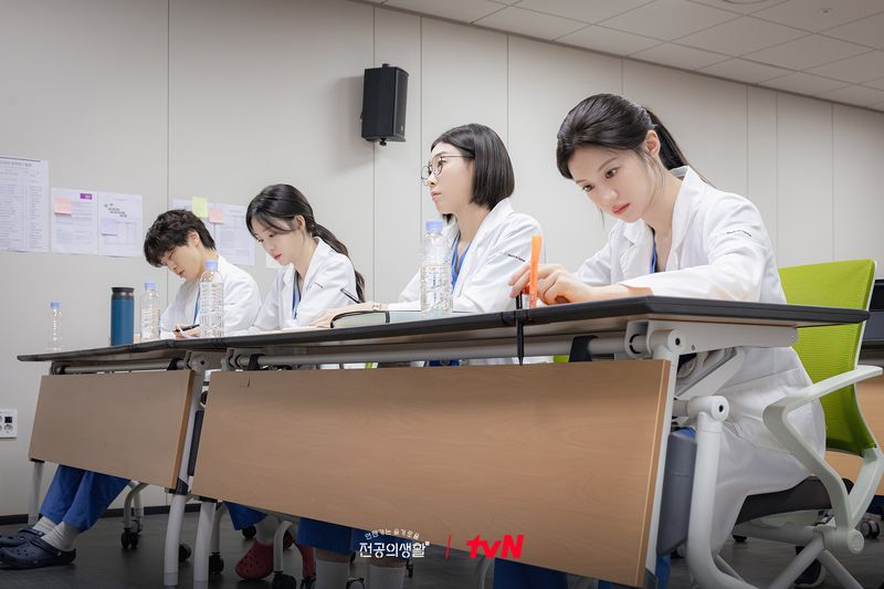 Array,5 Fakta Resident Playbook, Spin-Off Drakor Hospital Playlist Sempat Ditunda
