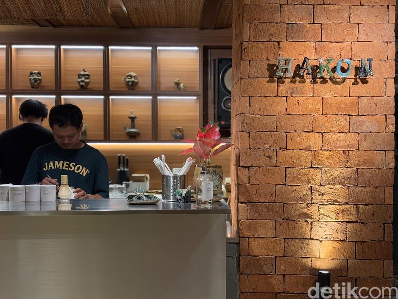 Hakon Ethnic: Kafe Teduh Ini Punya Menu Ceremonial Matcha Asli Kyoto, 1. Kolaborasi dengan galeri keramik, 2. Suasana teduh di bawah pepohonan, 3. Menggunakan Ceremonial Matcha asli Jepang, 4. Perpaduan Espresso dan Ceremonial Matcha, 5. Dessert serba matcha