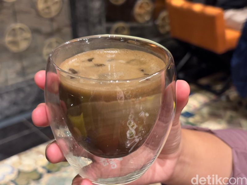 Hakon Ethnic: Kafe Teduh Ini Punya Menu Ceremonial Matcha Asli Kyoto, 1. Kolaborasi dengan galeri keramik, 2. Suasana teduh di bawah pepohonan, 3. Menggunakan Ceremonial Matcha asli Jepang, 4. Perpaduan Espresso dan Ceremonial Matcha, 5. Dessert serba matcha