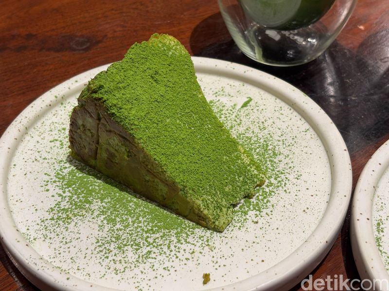 Hakon Ethnic: Kafe Teduh Ini Punya Menu Ceremonial Matcha Asli Kyoto, 1. Kolaborasi dengan galeri keramik, 2. Suasana teduh di bawah pepohonan, 3. Menggunakan Ceremonial Matcha asli Jepang, 4. Perpaduan Espresso dan Ceremonial Matcha, 5. Dessert serba matcha