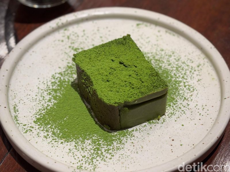 Hakon Ethnic: Kafe Teduh Ini Punya Menu Ceremonial Matcha Asli Kyoto, 1. Kolaborasi dengan galeri keramik, 2. Suasana teduh di bawah pepohonan, 3. Menggunakan Ceremonial Matcha asli Jepang, 4. Perpaduan Espresso dan Ceremonial Matcha, 5. Dessert serba matcha