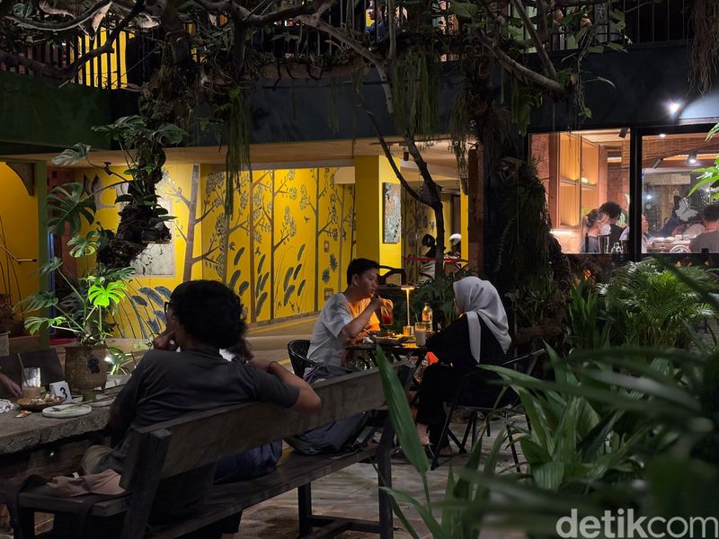 Hakon Ethnic: Kafe Teduh Ini Punya Menu Ceremonial Matcha Asli Kyoto, 1. Kolaborasi dengan galeri keramik, 2. Suasana teduh di bawah pepohonan, 3. Menggunakan Ceremonial Matcha asli Jepang, 4. Perpaduan Espresso dan Ceremonial Matcha, 5. Dessert serba matcha