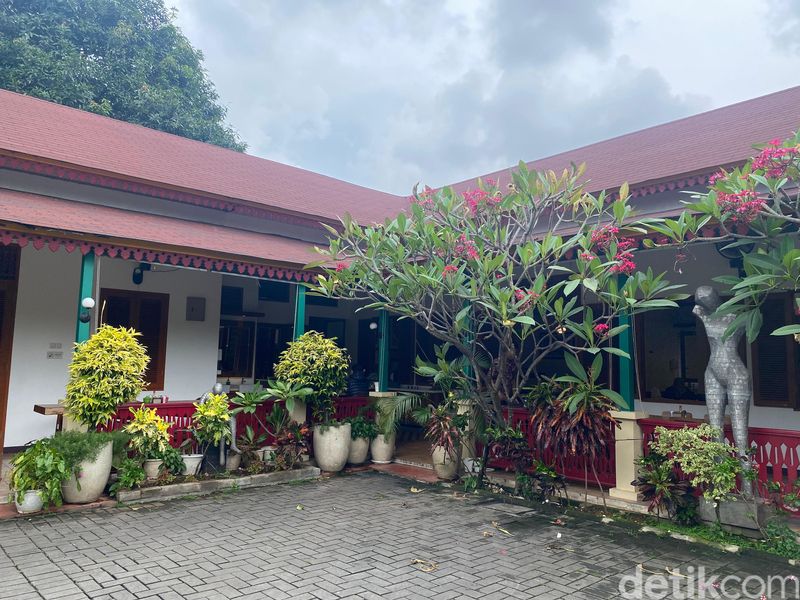 Warung Saco: Ada Soto Betawi Merah dan Pecak Nila yang Pedas Segar, Konsep Rumah Kebaya, Ada Puluhan Menu, Soto Betawi Kuah Merah, Pecak Nila yang Pedas Segar, Gado-gado dan Bir Pletok Juga Khas Betawi, Warung Saco Betawi
