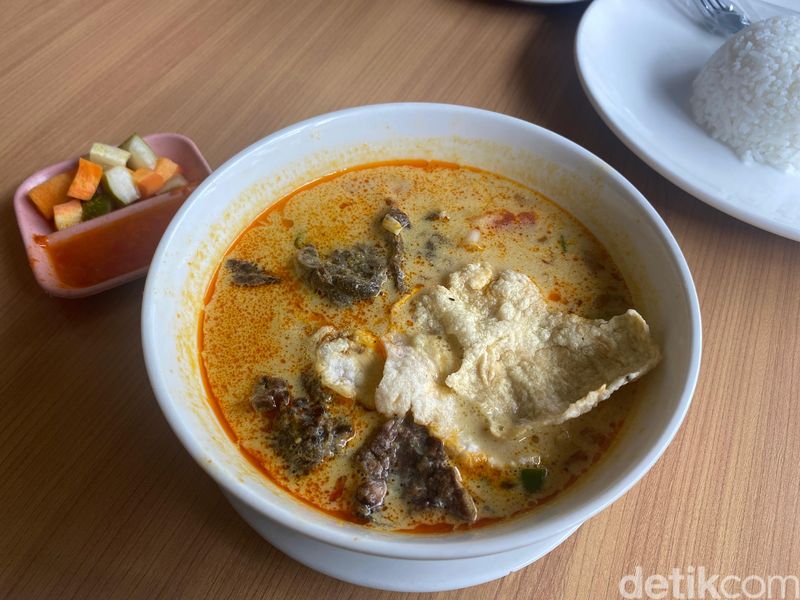 Warung Saco: Ada Soto Betawi Merah dan Pecak Nila yang Pedas Segar, Konsep Rumah Kebaya, Ada Puluhan Menu, Soto Betawi Kuah Merah, Pecak Nila yang Pedas Segar, Gado-gado dan Bir Pletok Juga Khas Betawi, Warung Saco Betawi