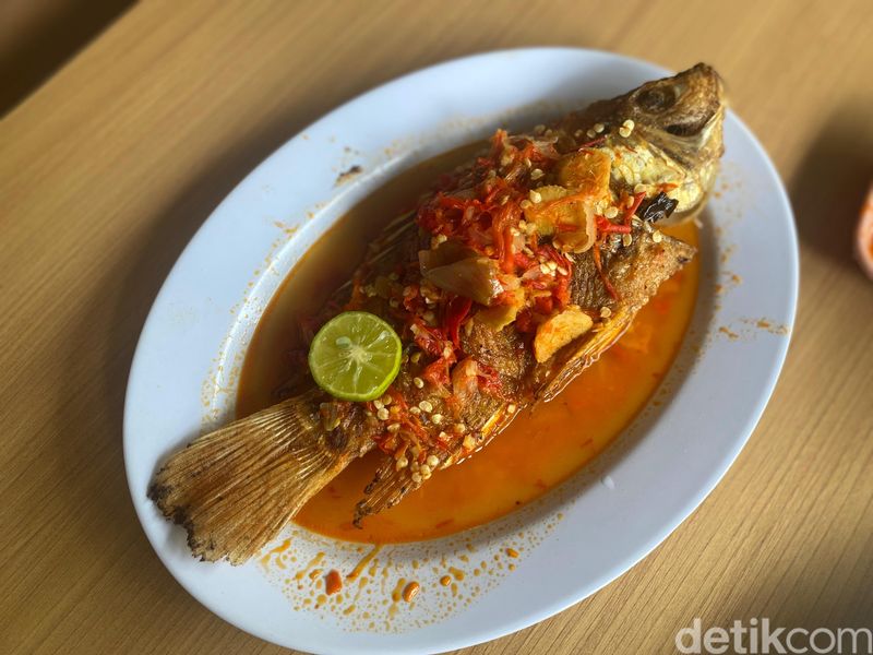 Warung Saco: Ada Soto Betawi Merah dan Pecak Nila yang Pedas Segar, Konsep Rumah Kebaya, Ada Puluhan Menu, Soto Betawi Kuah Merah, Pecak Nila yang Pedas Segar, Gado-gado dan Bir Pletok Juga Khas Betawi, Warung Saco Betawi