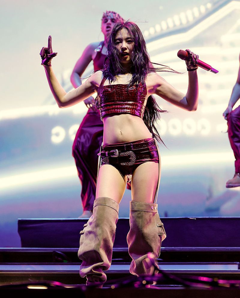Array,Gaya Jennie BLACKPINK Jadi Cowgirl, Tampil Serba Burgundy di Coachella 2025