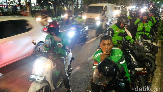 Array,Pemerintah Kasih Kode, Tarif Ojol di Indonesia Bakal Naik!