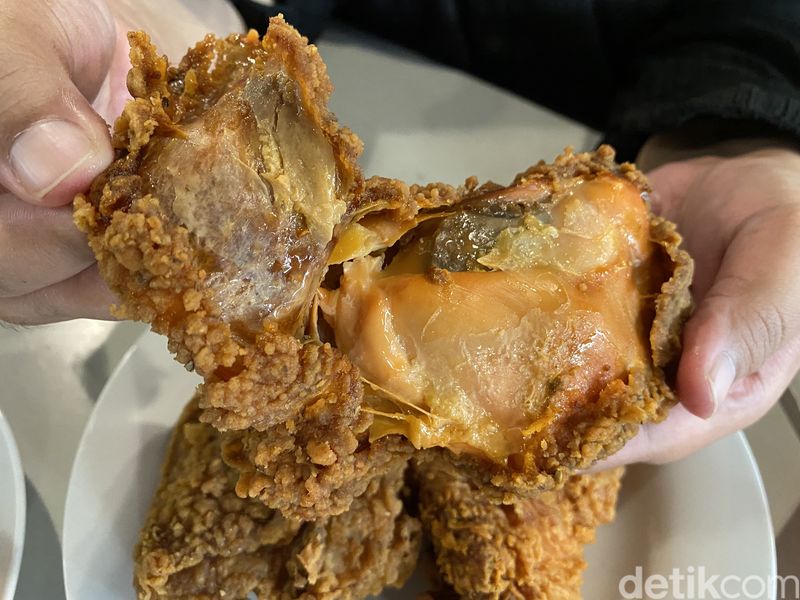 Top 3+ Ayam Goreng Arab di Jakarta, Mana yang Paling Nikmat Berempah?, 1. Almaz Chicken, 2. Zangos Chicken, 3. Mecca Fried Chicken, 4. Ayam goreng Arab yang paling sedap dan sepadan