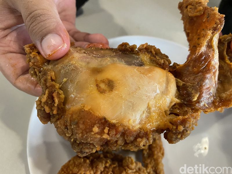 Top 3+ Ayam Goreng Arab di Jakarta, Mana yang Paling Nikmat Berempah?, 1. Almaz Chicken, 2. Zangos Chicken, 3. Mecca Fried Chicken, 4. Ayam goreng Arab yang paling sedap dan sepadan