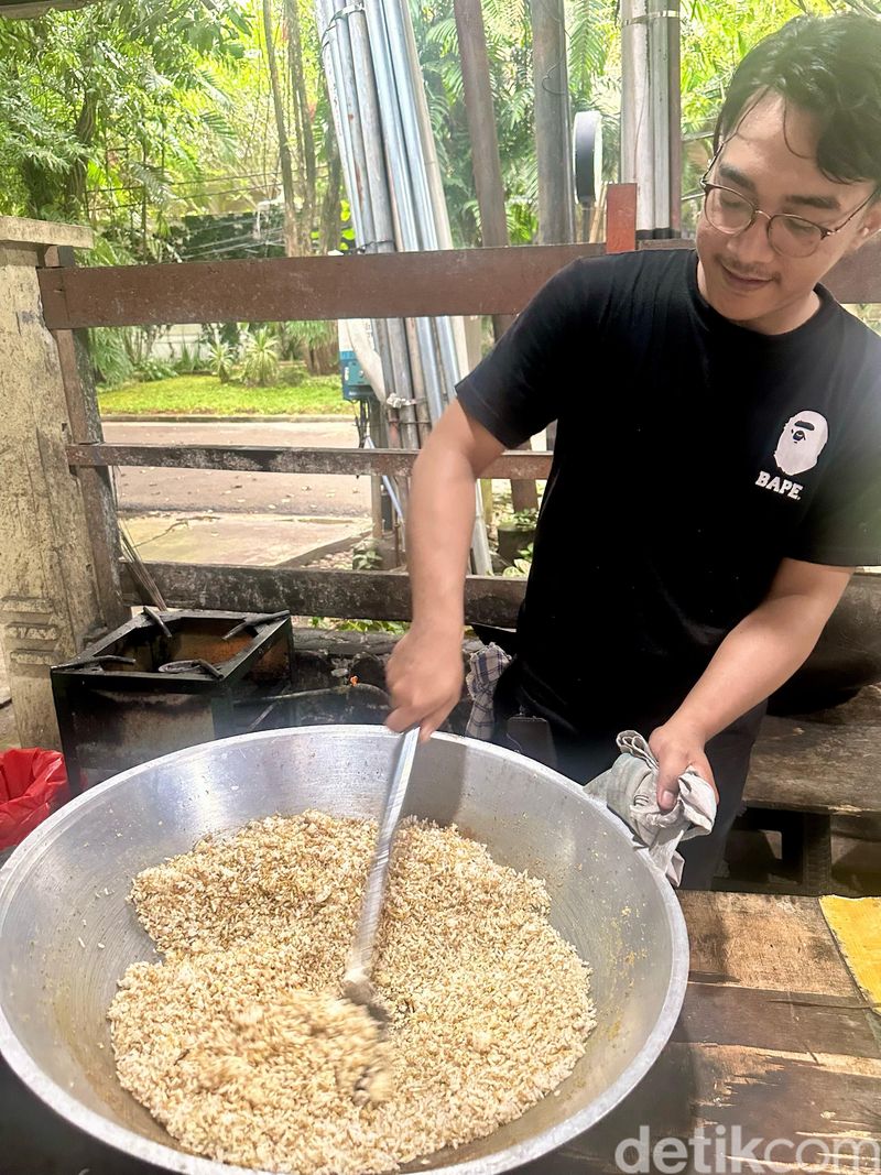 Uniknya Nasi Goreng Jalan Daksa, Tanpa Minyak dan Pakai Irisan Cabai Rawit, Berawal dari usaha nasi goreng keliling tahun 1967, Nasi goreng disangrai tanpa minyak, Pakai irisan cabai rawit hijau dan acar timun, Nasi goreng Rp 28 ribu yang gurih berempah