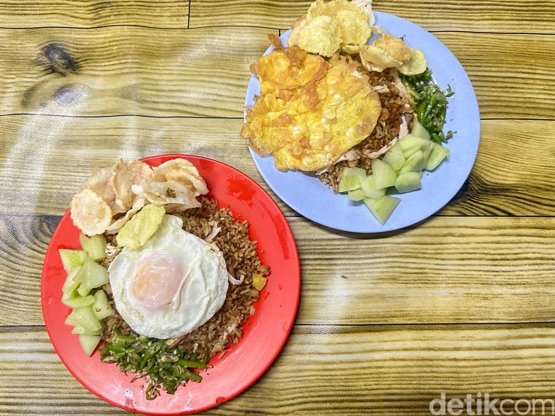 Uniknya Nasi Goreng Jalan Daksa, Tanpa Minyak dan Pakai Irisan Cabai Rawit, Berawal dari usaha nasi goreng keliling tahun 1967, Nasi goreng disangrai tanpa minyak, Pakai irisan cabai rawit hijau dan acar timun, Nasi goreng Rp 28 ribu yang gurih berempah