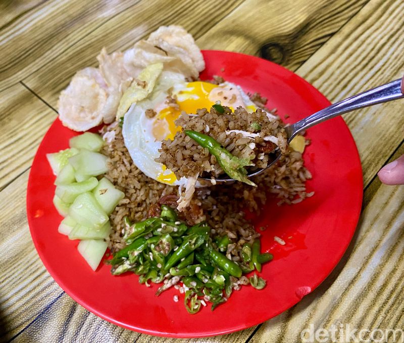 Uniknya Nasi Goreng Jalan Daksa, Tanpa Minyak dan Pakai Irisan Cabai Rawit, Berawal dari usaha nasi goreng keliling tahun 1967, Nasi goreng disangrai tanpa minyak, Pakai irisan cabai rawit hijau dan acar timun, Nasi goreng Rp 28 ribu yang gurih berempah