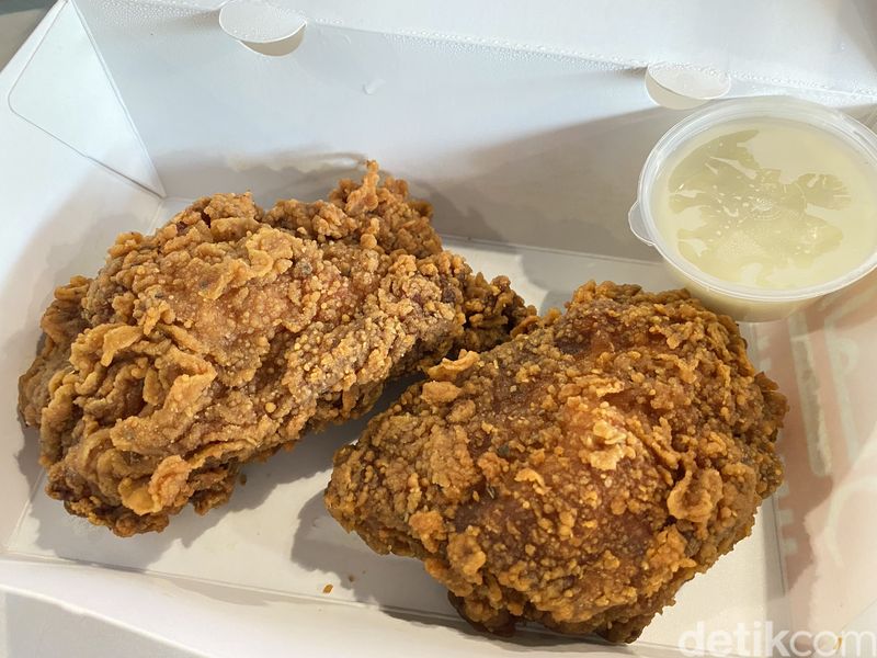 4 Fakta Almaz Fried Chicken, Gerai Ayam Goreng Arab Asal Indonesia, 1. Didirikan tahun 2024, 2. Racikan ayam goreng unik, 3. Punya nilai spiritual tinggi, 4. Kenikmatan ayam goreng berbumbu Arab