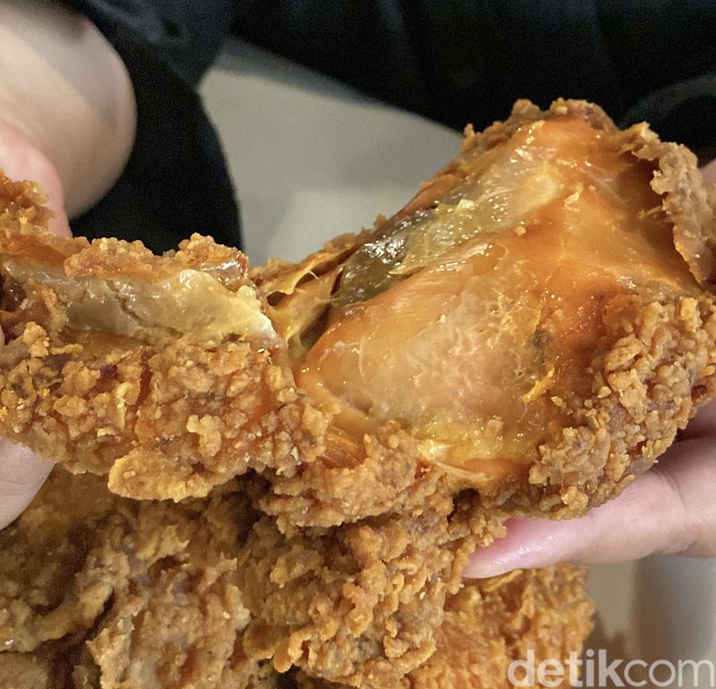 4 Fakta Almaz Fried Chicken, Gerai Ayam Goreng Arab Asal Indonesia, 1. Didirikan tahun 2024, 2. Racikan ayam goreng unik, 3. Punya nilai spiritual tinggi, 4. Kenikmatan ayam goreng berbumbu Arab