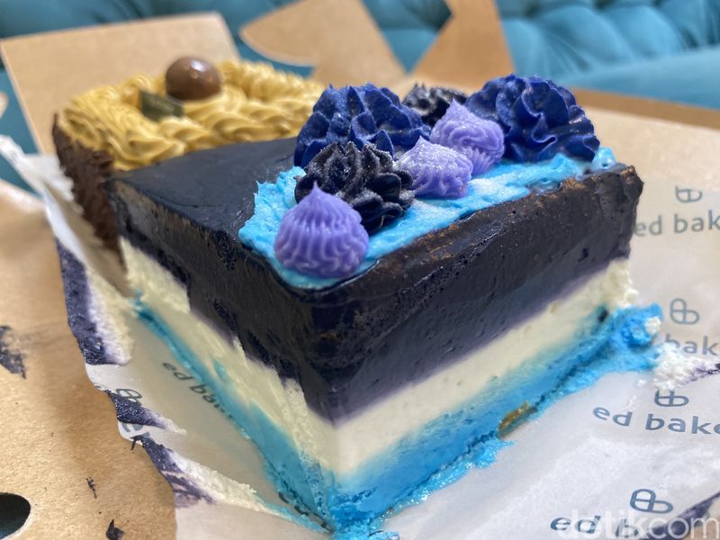 Kue Mocha dan Blue Forest Kukus Premium Ed Baker yang Bikin Nostalgia, Pionir kue kukus premium di Indonesia, Double Mood isi Classic Mocha dan Blue Forest, Classic Mocha Cake yang lembut dan nikmat, Uniknya Blue Forest dengan blueberi
