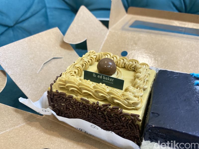 Kue Mocha dan Blue Forest Kukus Premium Ed Baker yang Bikin Nostalgia, Pionir kue kukus premium di Indonesia, Double Mood isi Classic Mocha dan Blue Forest, Classic Mocha Cake yang lembut dan nikmat, Uniknya Blue Forest dengan blueberi