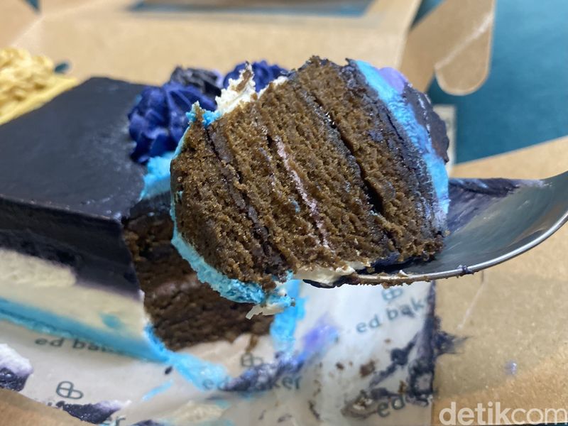 Kue Mocha dan Blue Forest Kukus Premium Ed Baker yang Bikin Nostalgia, Pionir kue kukus premium di Indonesia, Double Mood isi Classic Mocha dan Blue Forest, Classic Mocha Cake yang lembut dan nikmat, Uniknya Blue Forest dengan blueberi