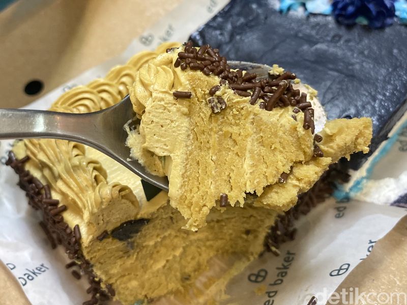 Kue Mocha dan Blue Forest Kukus Premium Ed Baker yang Bikin Nostalgia, Pionir kue kukus premium di Indonesia, Double Mood isi Classic Mocha dan Blue Forest, Classic Mocha Cake yang lembut dan nikmat, Uniknya Blue Forest dengan blueberi